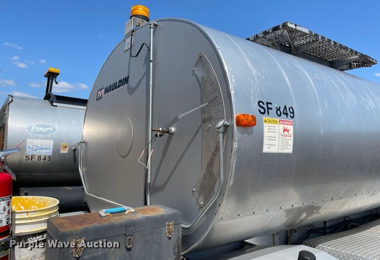 image for item KU9257 2011 Freightliner Business Class M2  oil distributor truck