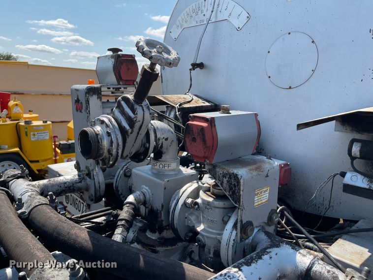 image for item KU9257 2011 Freightliner Business Class M2  oil distributor truck