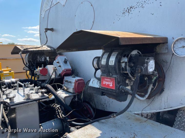 image for item KU9257 2011 Freightliner Business Class M2  oil distributor truck