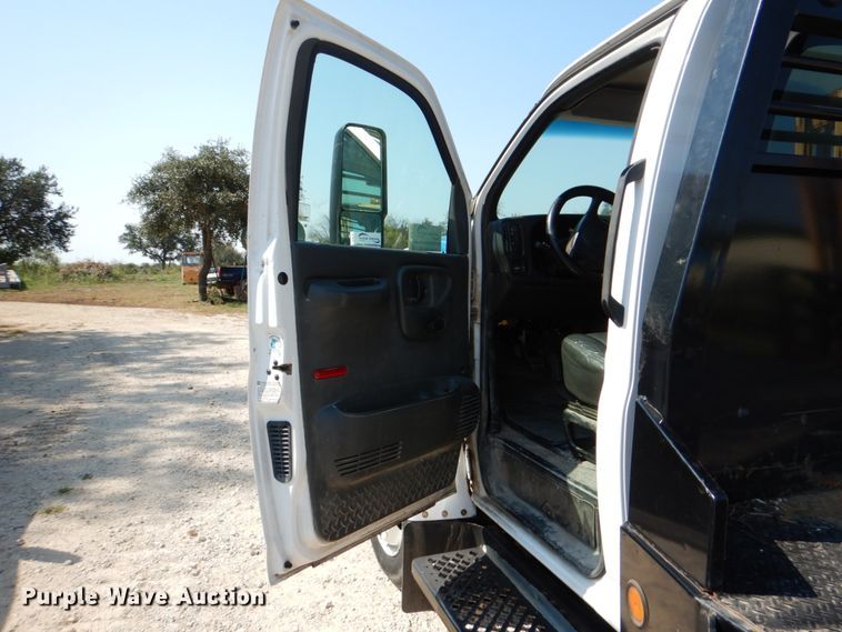 image for item DJ0787 2006 GMC C5500  flatbed truck