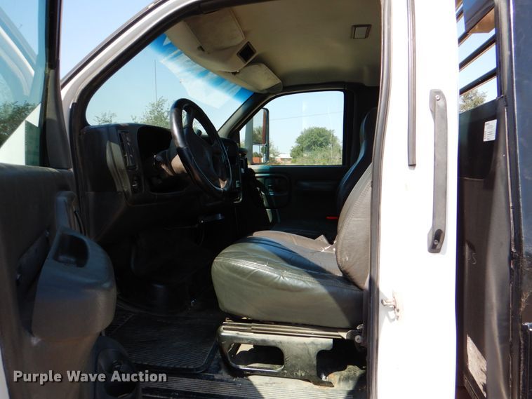 image for item DJ0787 2006 GMC C5500  flatbed truck