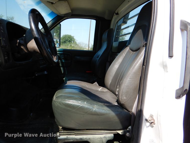 image for item DJ0787 2006 GMC C5500  flatbed truck