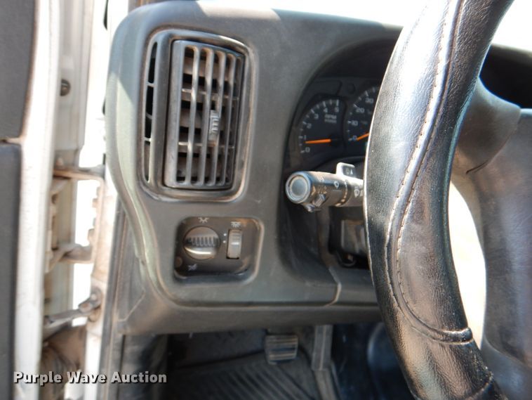 image for item DJ0787 2006 GMC C5500  flatbed truck