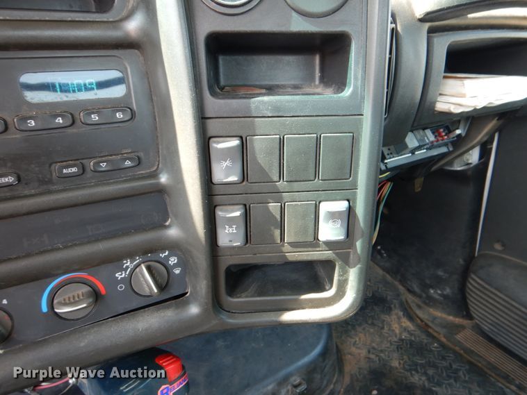 image for item DJ0787 2006 GMC C5500  flatbed truck