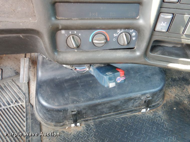 image for item DJ0787 2006 GMC C5500  flatbed truck