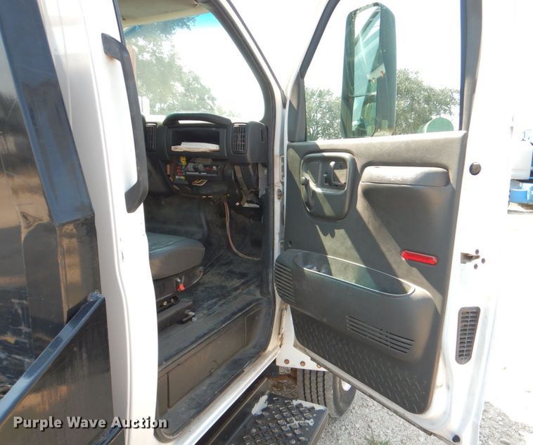 image for item DJ0787 2006 GMC C5500  flatbed truck