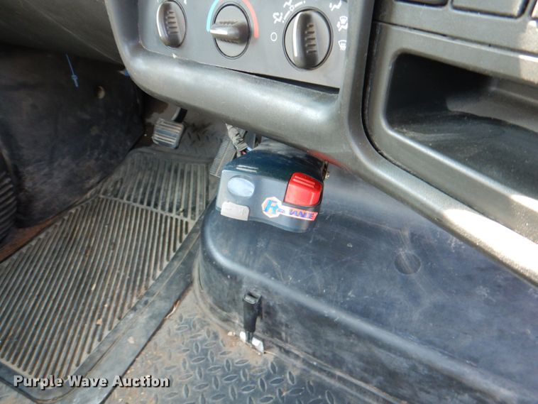 image for item DJ0787 2006 GMC C5500  flatbed truck