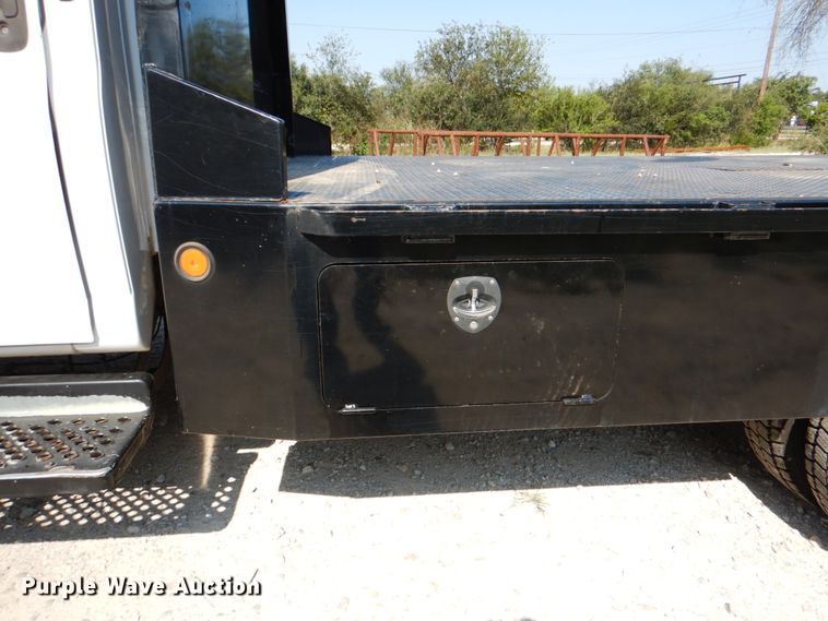 image for item DJ0787 2006 GMC C5500  flatbed truck