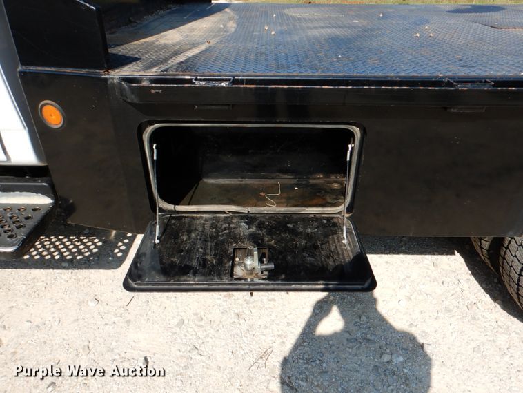 image for item DJ0787 2006 GMC C5500  flatbed truck