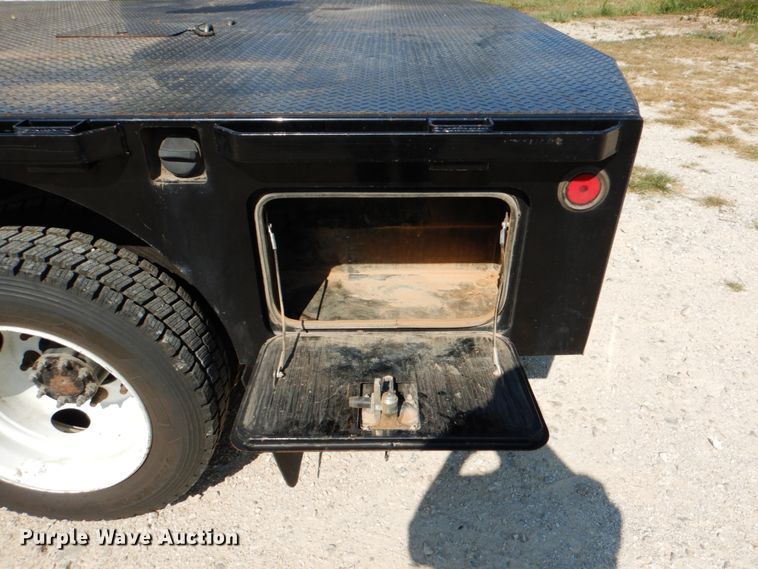 image for item DJ0787 2006 GMC C5500  flatbed truck