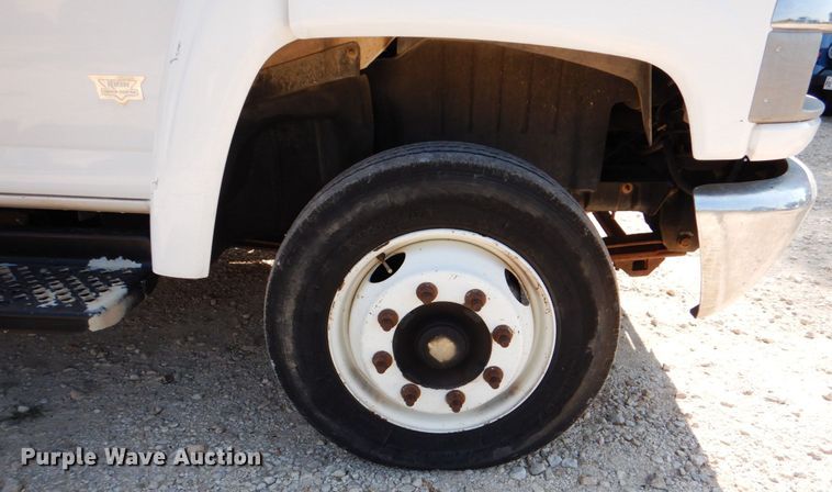 image for item DJ0787 2006 GMC C5500  flatbed truck