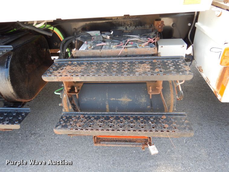 image for item DM6431 2010 International 7400  utility / service truck