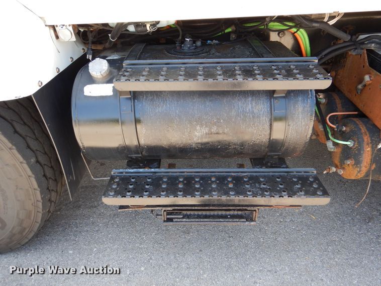 image for item DM6431 2010 International 7400  utility / service truck