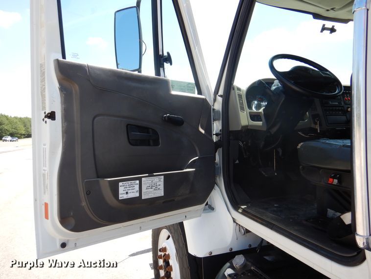 image for item DM6431 2010 International 7400  utility / service truck