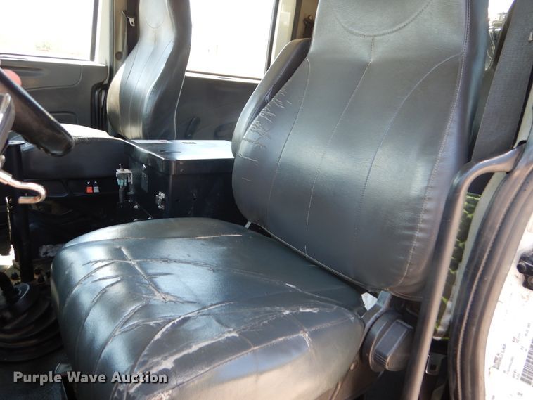 image for item DM6431 2010 International 7400  utility / service truck