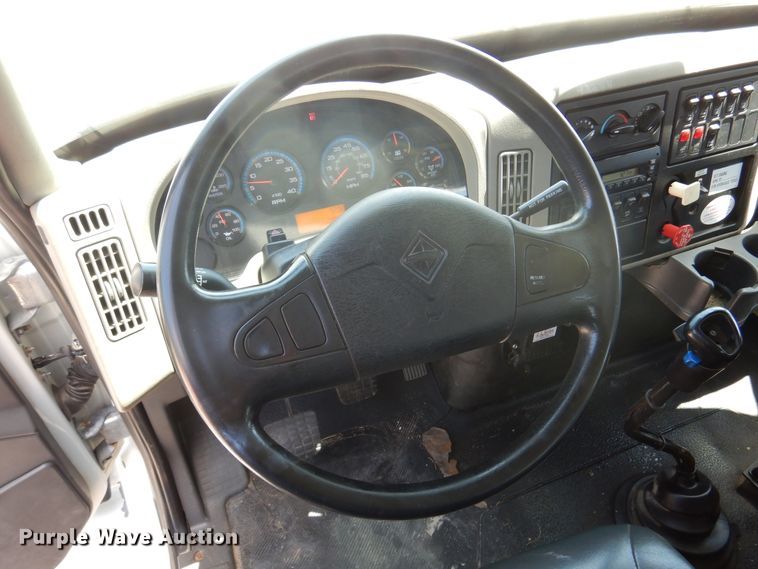 image for item DM6431 2010 International 7400  utility / service truck