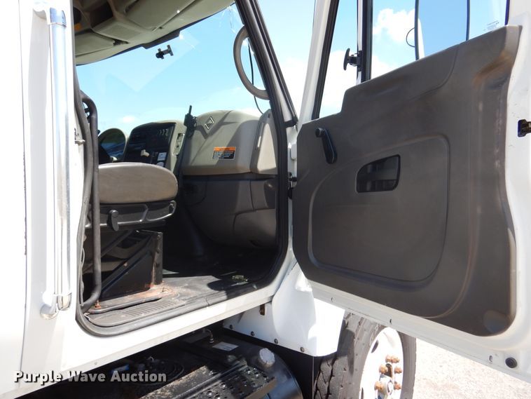 image for item DM6431 2010 International 7400  utility / service truck