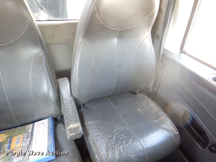 image for item DM6431 2010 International 7400  utility / service truck