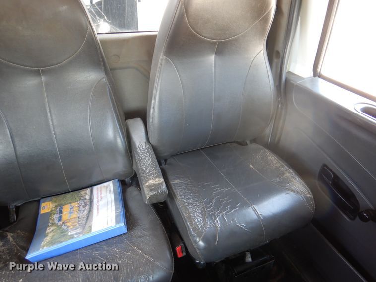 image for item DM6431 2010 International 7400  utility / service truck