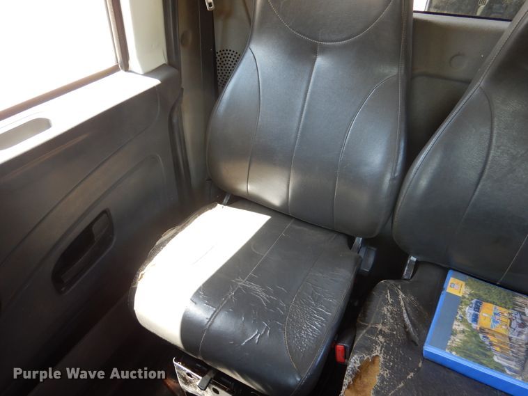 image for item DM6431 2010 International 7400  utility / service truck