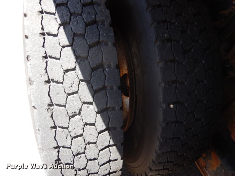 image for item DM6431 2010 International 7400  utility / service truck