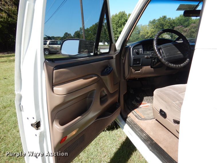 image for item DM6437 1996 Ford Bronco XLT  SUV