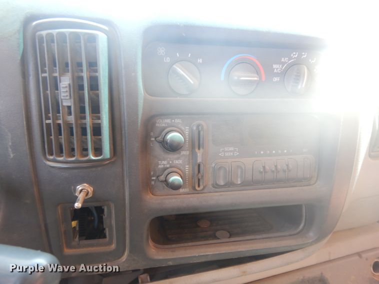 image for item IP9533 1997 GMC Savana G3500  box truck