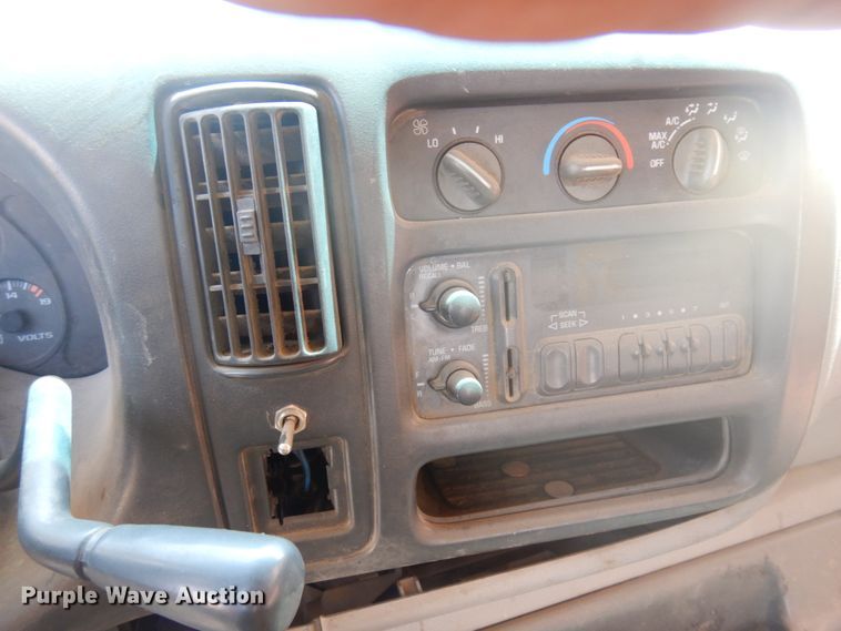 image for item IP9533 1997 GMC Savana G3500  box truck