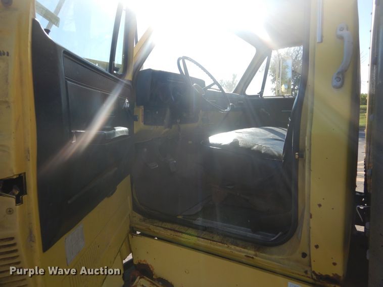 image for item JG9169 1987 GMC 7000  box truck