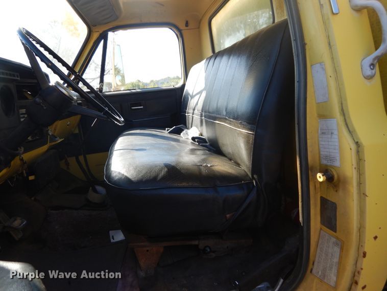 image for item JG9169 1987 GMC 7000  box truck