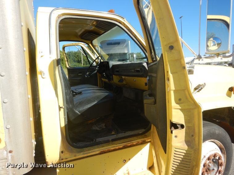 image for item JG9169 1987 GMC 7000  box truck