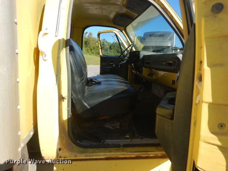 image for item JG9169 1987 GMC 7000  box truck