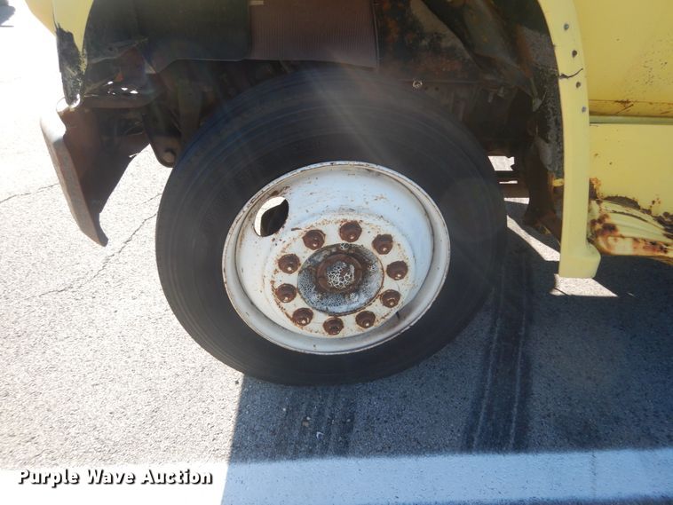 image for item JG9169 1987 GMC 7000  box truck