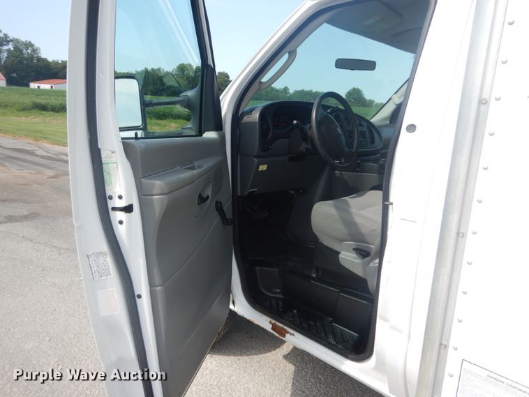 image for item JI9473 2005 Ford E350 Super Duty  box truck