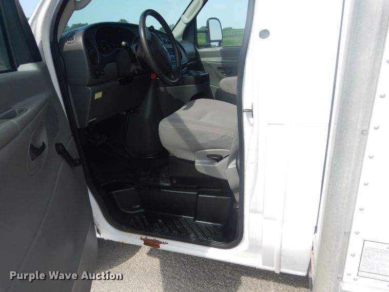 image for item JI9473 2005 Ford E350 Super Duty  box truck
