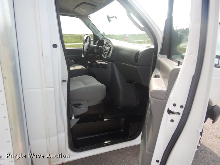 image for item JI9473 2005 Ford E350 Super Duty  box truck