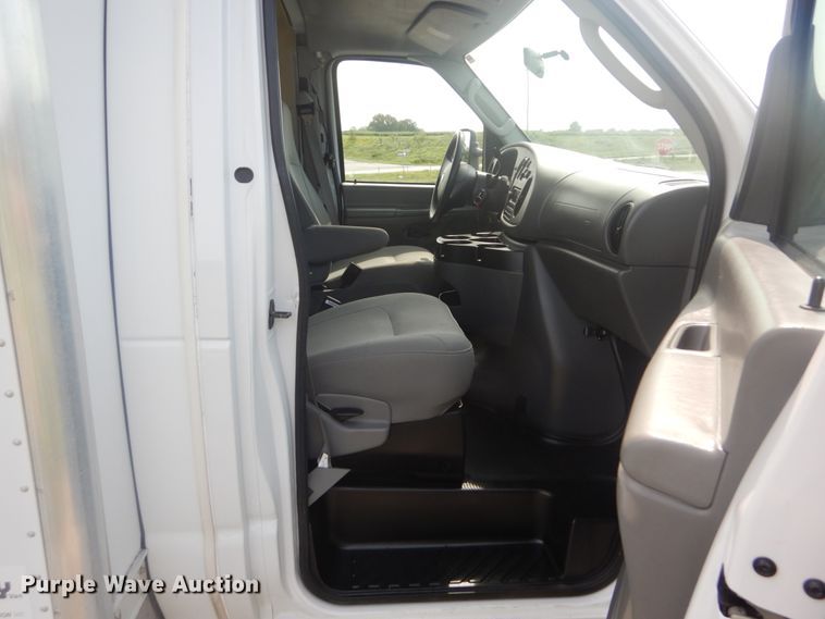 image for item JI9473 2005 Ford E350 Super Duty  box truck