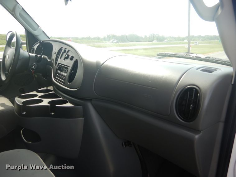 image for item JI9473 2005 Ford E350 Super Duty  box truck