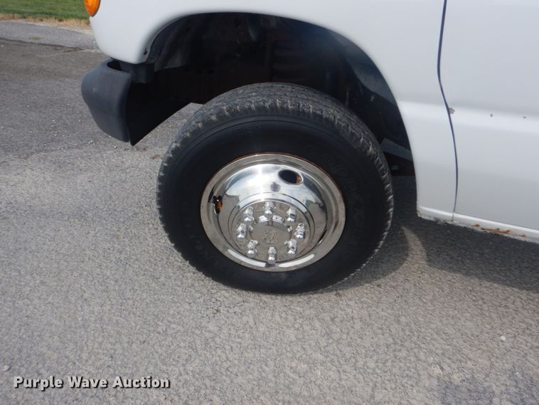 image for item JI9473 2005 Ford E350 Super Duty  box truck