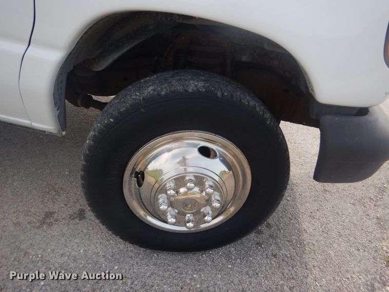 image for item JI9473 2005 Ford E350 Super Duty  box truck