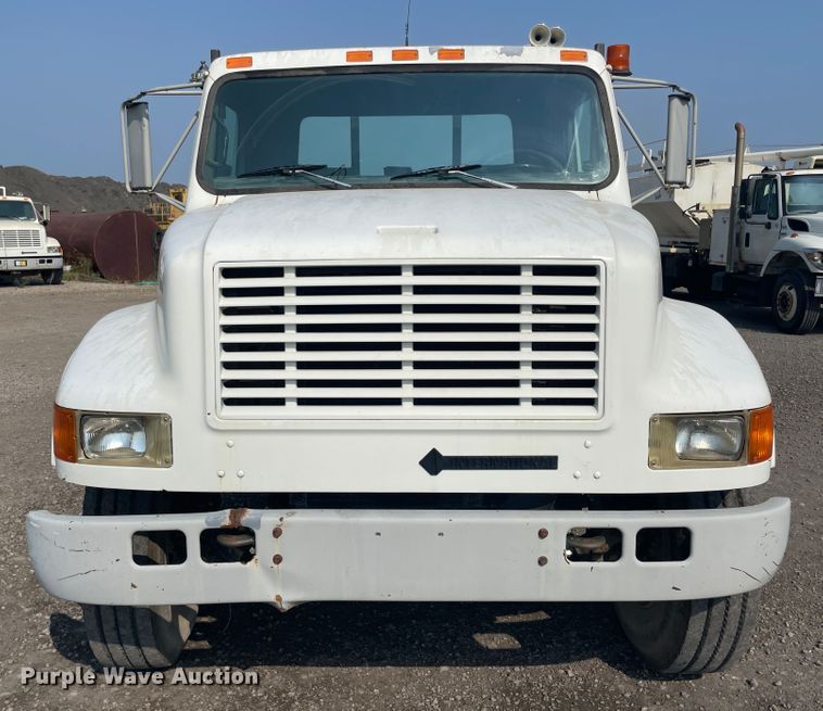image for item JQ9658 1995 International 4700  flatbed truck