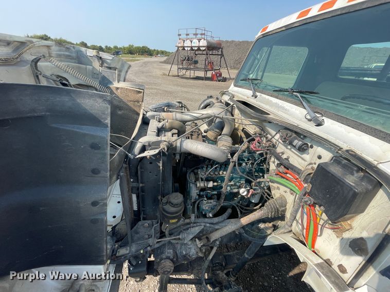 image for item JQ9658 1995 International 4700  flatbed truck