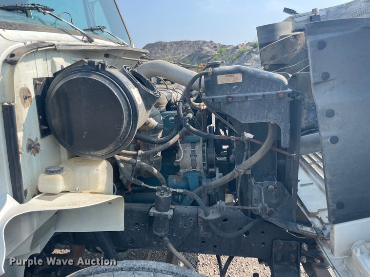 image for item JQ9658 1995 International 4700  flatbed truck