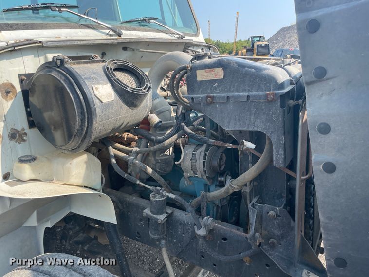 image for item JQ9658 1995 International 4700  flatbed truck