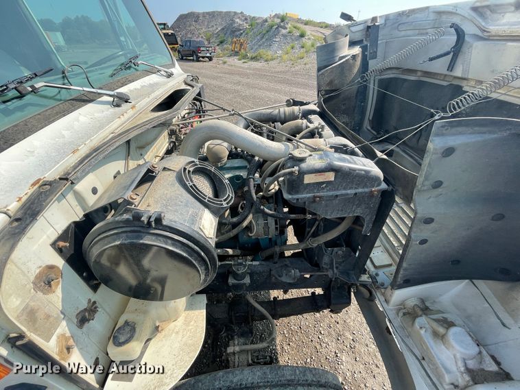 image for item JQ9658 1995 International 4700  flatbed truck