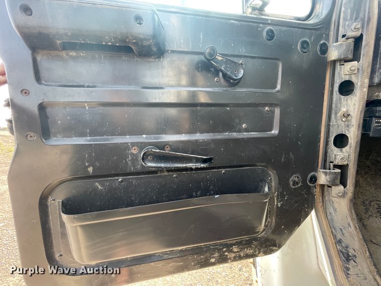 image for item JQ9658 1995 International 4700  flatbed truck