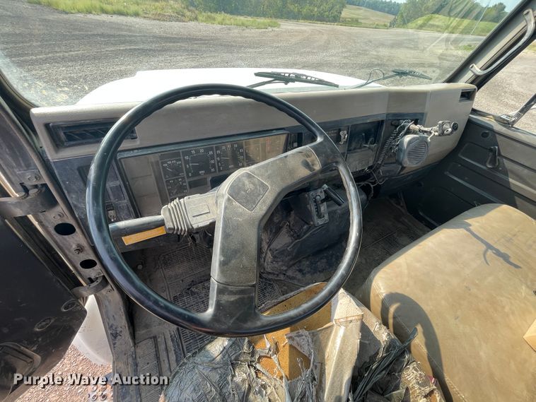 image for item JQ9658 1995 International 4700  flatbed truck