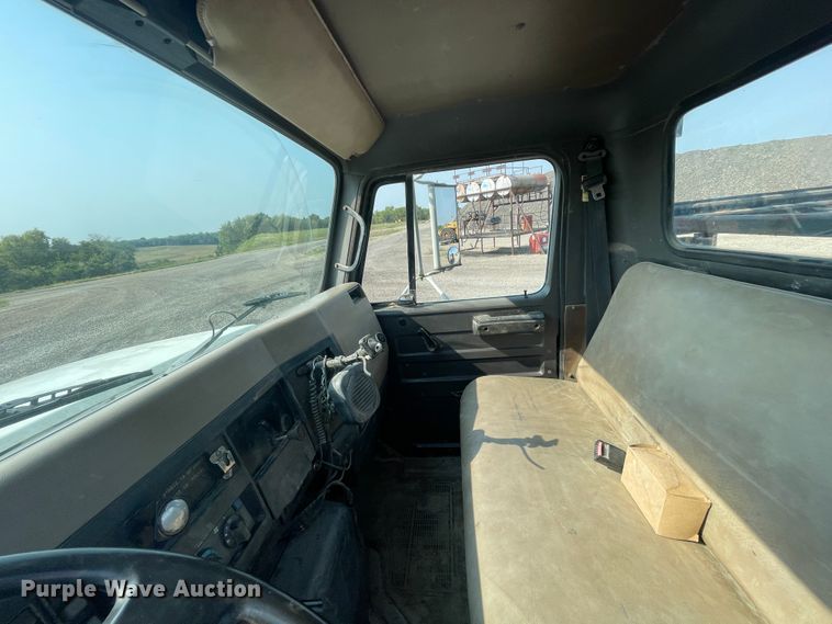 image for item JQ9658 1995 International 4700  flatbed truck