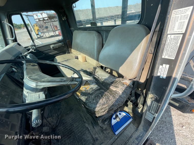 image for item JQ9658 1995 International 4700  flatbed truck