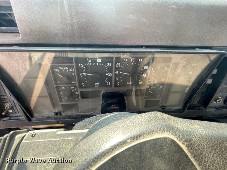 image for item JQ9658 1995 International 4700  flatbed truck